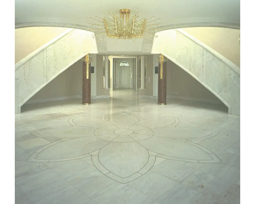 Eingangsbereich mit Marmorboden, Treppe und Kronleuchter