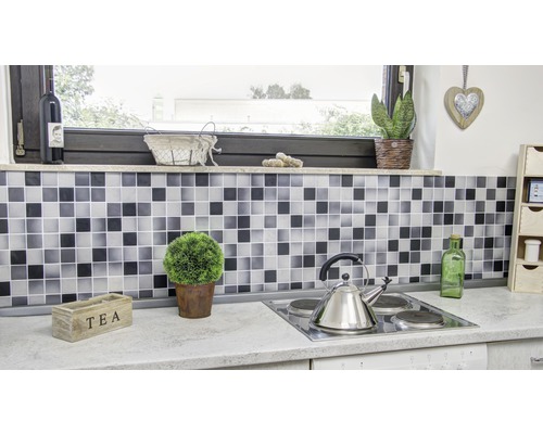 Küchenszene mit quadratischen Fliesen in Schwarz und Grau, Teekanne und Dekorationen