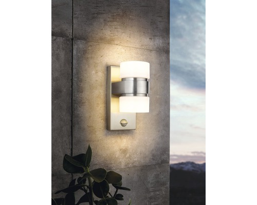 Wandleuchte für den Außenbereich mit Bewegungsmelder an einer Wand