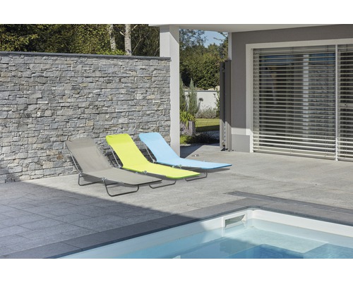 Drei Liegestühle aus Metall und Stoff neben einem Schwimmbad