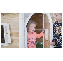 Kinder spielen in einem Holzspielhaus mit Fenster und Tür