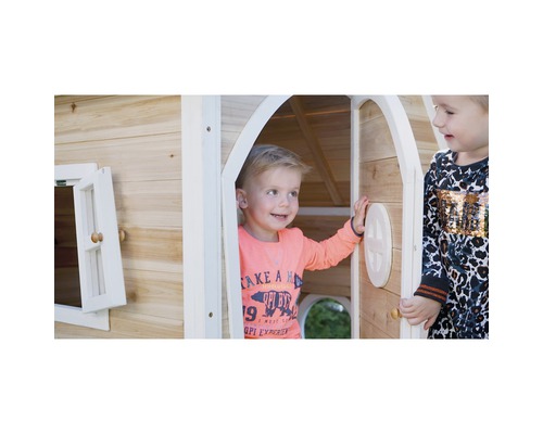 Kinder spielen in einem Holzspielhaus mit Fenster und Tür