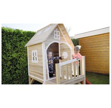 Holzspielhaus mit Veranda und zwei Kindern im Garten.