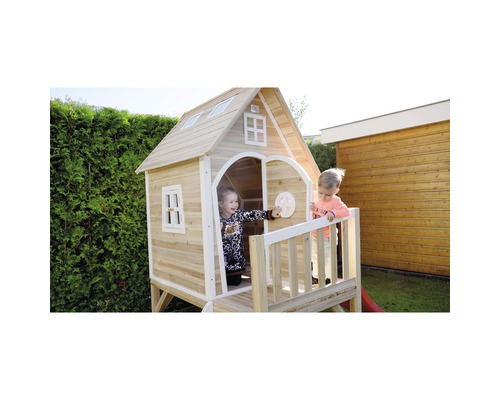 Holzspielhaus mit Veranda und zwei Kindern im Garten.