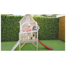 Spielhaus mit Rutsche und zwei Kindern im Garten