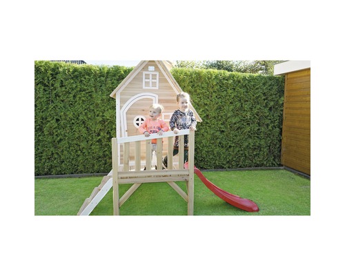 Spielhaus mit Rutsche und zwei Kindern im Garten