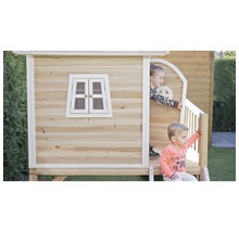 Kinderspielhaus aus Holz mit Fenster und Geländer im Garten