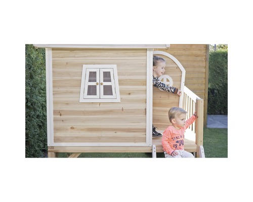 Kinderspielhaus aus Holz mit Fenster und Geländer im Garten