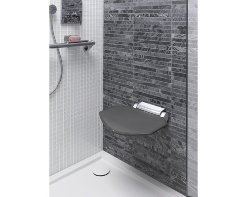 Duschbereich mit montiertem Duschklappsitz und Haltegriff