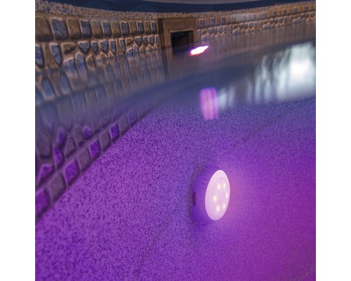 Eingebautes LED Poollicht beleuchtet ein Schwimmbecken