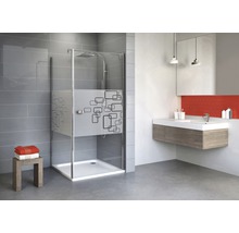 Badezimmer mit Duschkabine, Waschtisch und Spiegel