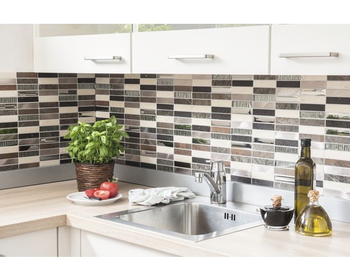 Küchenspüle mit Armatur vor Mosaikfliesen