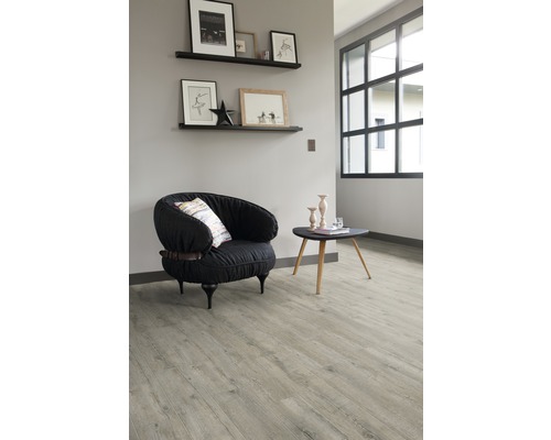 Wohnzimmer mit grauem Vinylboden, Sessel und Beistelltisch