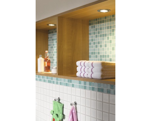 Badezimmer mit Regalen, Handtüchern und Fliesen