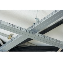Deckenkonstruktion mit Metallprofilen und flexiblen Rohren