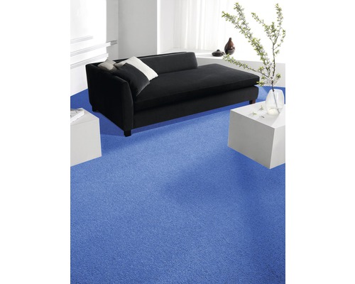 Teppichboden Velours Verona mittelblau 400 cm breit (Meterware) Wohnzimmer mit blauem Teppichboden und schwarzem Sofa