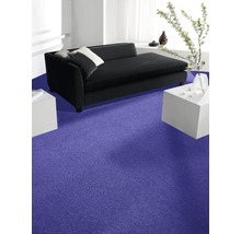 Lounge mit schwarzem Sofa und lila Teppichboden