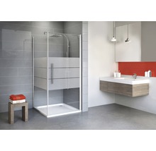 Modernes Badezimmer mit Duschkabine aus Glas und Waschbecken mit Unterschrank