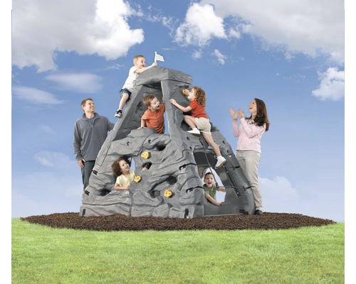 Klettergerüst im Freien mit Kindern und Erwachsenen unter blauem Himmel