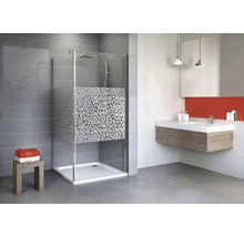 Badezimmer mit ebenerdiger Dusche, Waschtisch und grauen Fliesen