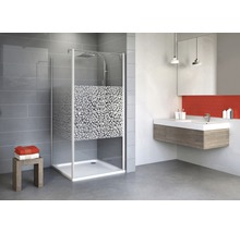 Badezimmer mit Duschkabine mit Muster und Waschtisch