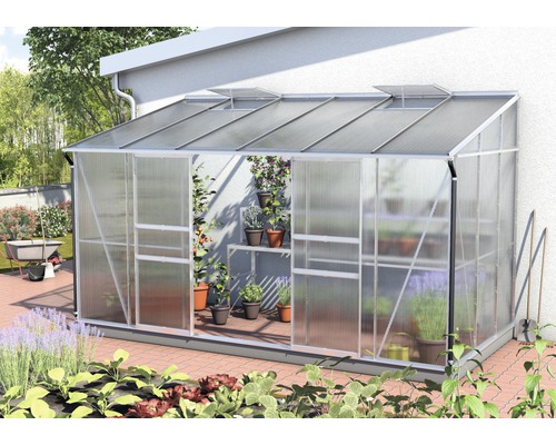 Anlehngewächshaus Vitavia Ida 7800 Hohlkammerplatten 6 mm 201x387 cm Aluminium Anlehngewächshaus mit Pflanzen im Garten.