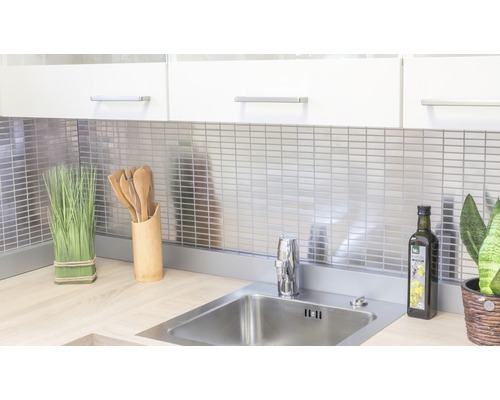 Küchenspüle mit Armatur, Deko und silberfarbenem Fliesenspiegel