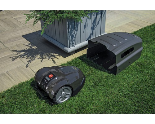 Rasenroboter mit Ladestation auf Rasenfläche