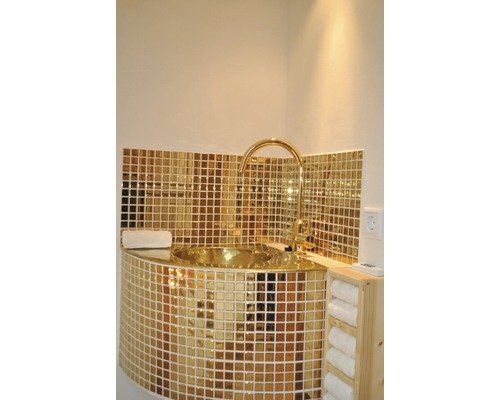 Badezimmer Waschbecken mit Mosaikfliesen und Armatur