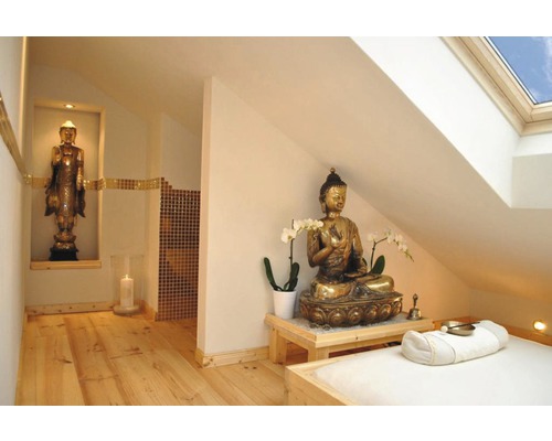 Innenraum mit Buddhastatuen, Massageliege und Holzboden