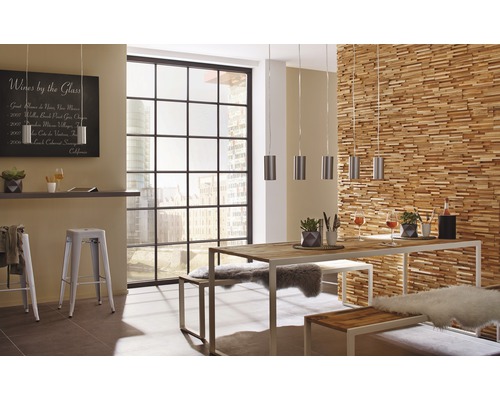 Esszimmer mit Esstisch, Bänken, Pendelleuchten und Holzpaneelwand