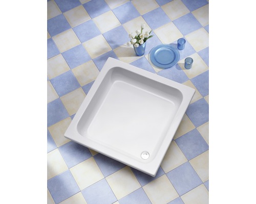 Quadratische Duschwanne aus Sanitäracryl im Badezimmer