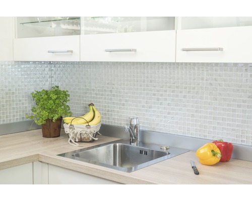 Küchenszene mit Spüle, Armatur, Mosaikfliesen und Lebensmitteln