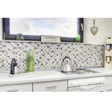 Küchenszene mit Mosaikfliesen, Dekorationen und einem Herd