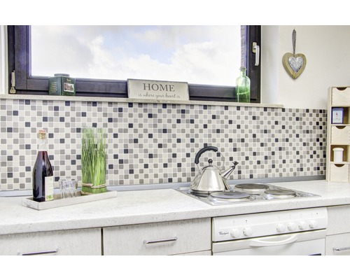 Küchenszene mit Mosaikfliesen, Dekorationen und einem Herd