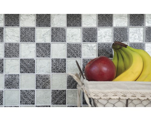 Mosaikfliesen mit geometrischen Mustern in einem Schachbrettmuster