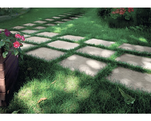 Gartenweg mit quadratischen Steinplatten im Gras