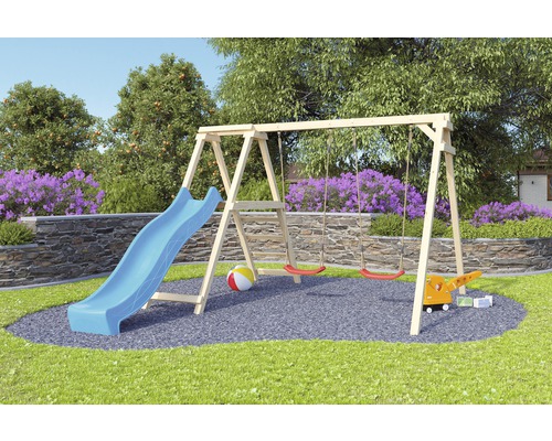 Spielplatz mit Holzschaukel, Rutsche und Leiter im Garten
