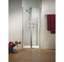 Duschkabine mit Armaturen, Brause und Handtüchern im Badezimmer