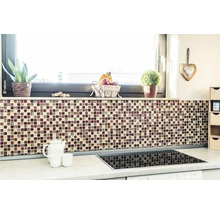 Küchenszene mit Mosaikfliesen, Herd und Dekorationen