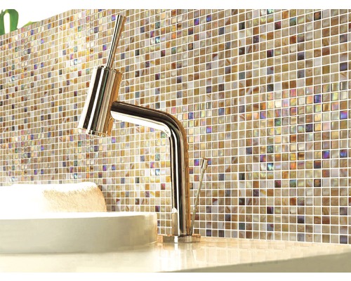 Badezimmer mit Mosaikfliesen und Waschbeckenarmatur