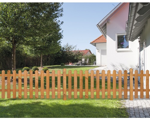 Holzzaun im Garten vor einem Wohnhaus