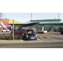 Parkplatz mit Auto vor einem Hornbach Baumarkt