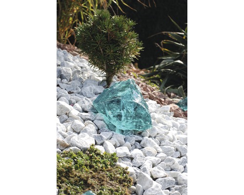 Dekorativer Garten mit Ziersteinen und Glaselement