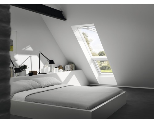 Schlafzimmer mit Dachfenster für Tageslicht und Belüftung