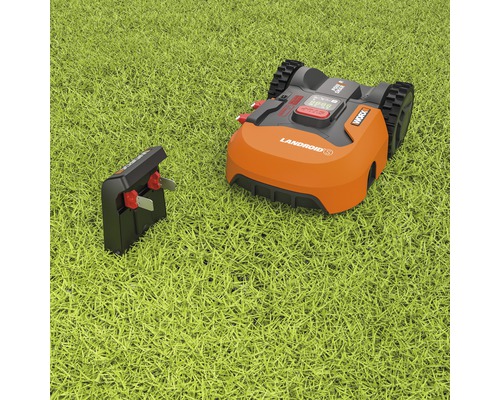 Worx Landroid Mähroboter mit Ladestation auf Rasen