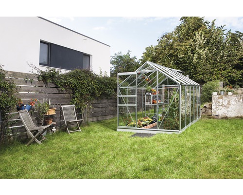 Gewächshaus Vitavia Venus 6200 Einscheibensicherheitsglas 3 mm 195x321 cm Aluminium Gewächshaus im Garten mit Pflanzen und Gartenmöbeln