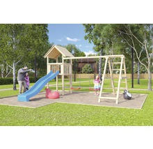 Spielplatz mit Kletterturm, Rutsche, Schaukel und Klettergerüst im Garten