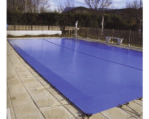 Abgedecktes Schwimmbecken mit Poolabdeckung im Garten.