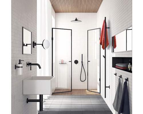 Badezimmer mit Dusche, Waschbecken und Armaturen